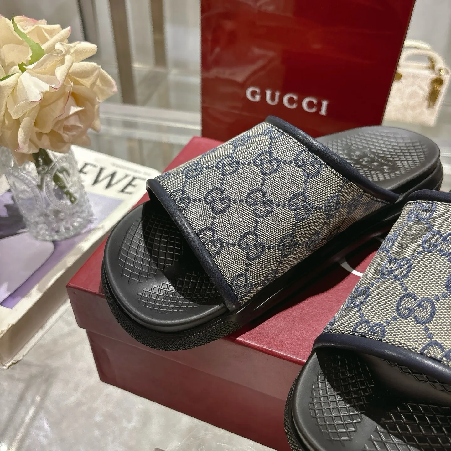 p400🐮🐮New summer men's slip-on slippers. Inspired by the summer spirit and beach clubs of the Italian coast, this piece is part of Gucci Lido. The Pre-Fall collection reinterprets the brand's signature elements and sophisticated patterns in a contemporary way. Made from black rubber, these flat sandals feature a slip-on design that reinterprets the brand's distinctive green and red web design. GG Classic Upper Men's Molded Rubber Footbed Gucci Logo Flat Made in Italy Size: Men's 40 to 47,